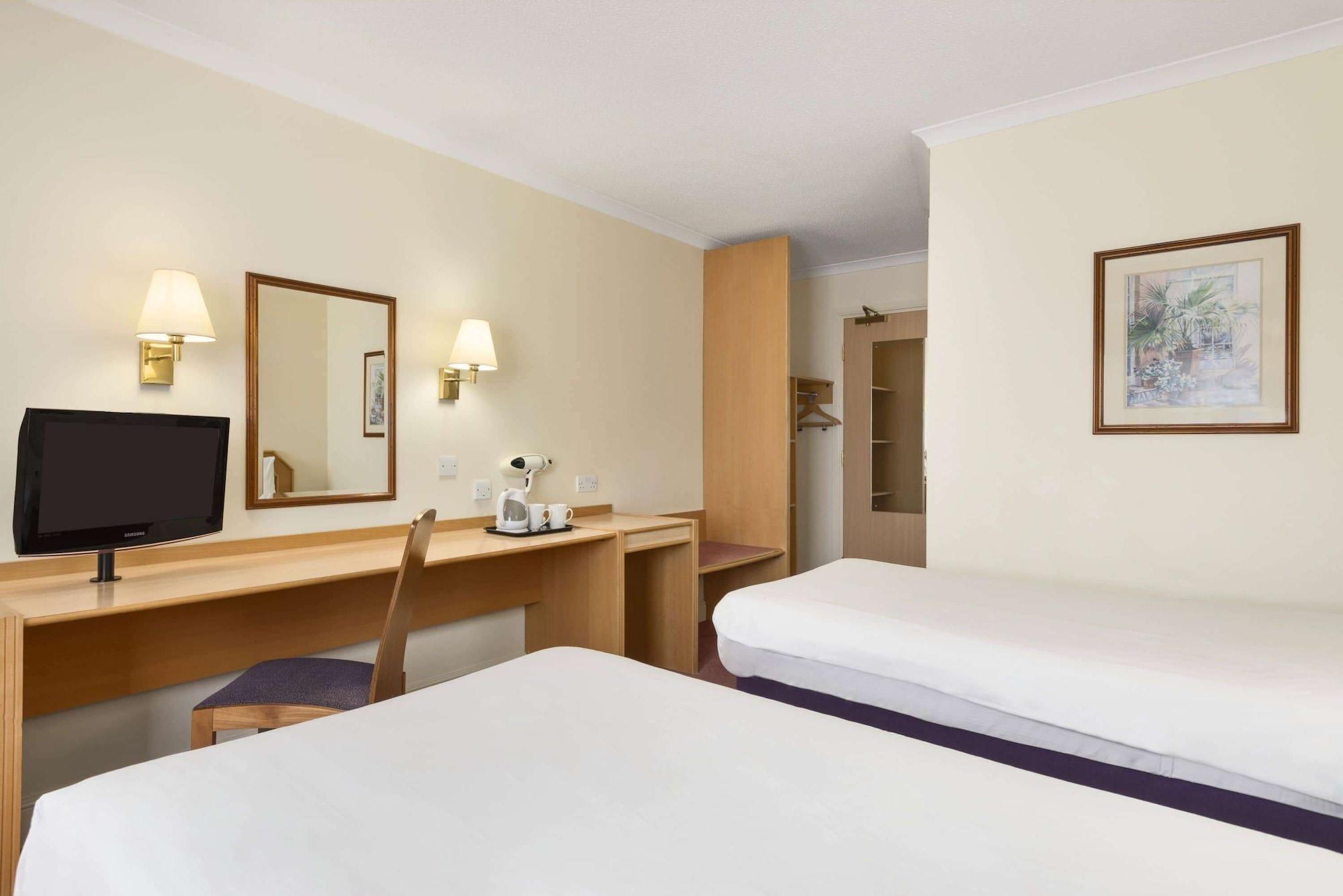 Super 8 By Wyndham Chester East Экстерьер фото