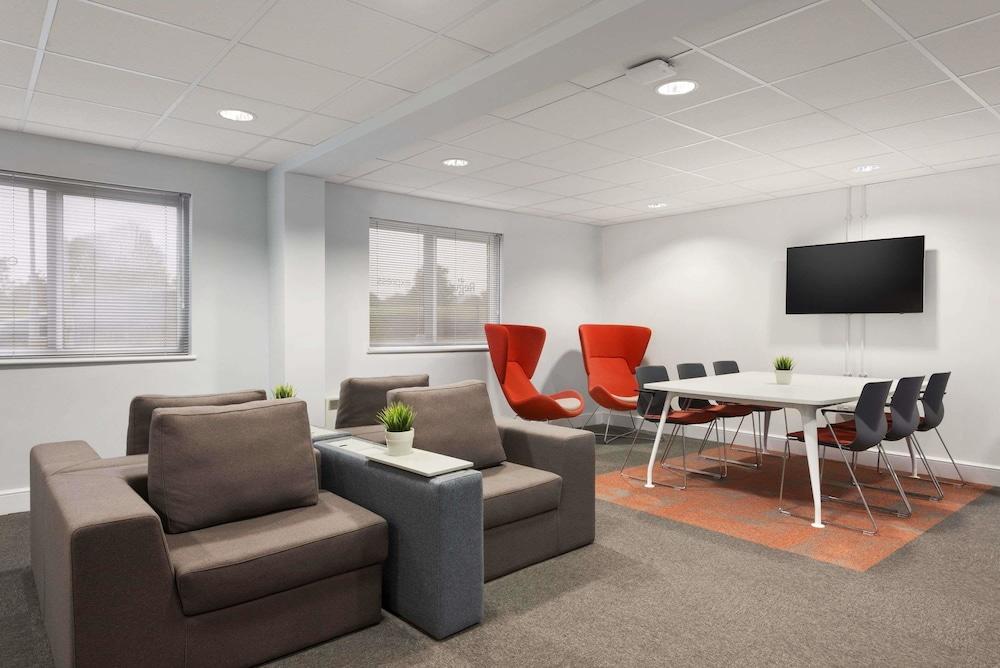 Super 8 By Wyndham Chester East Экстерьер фото