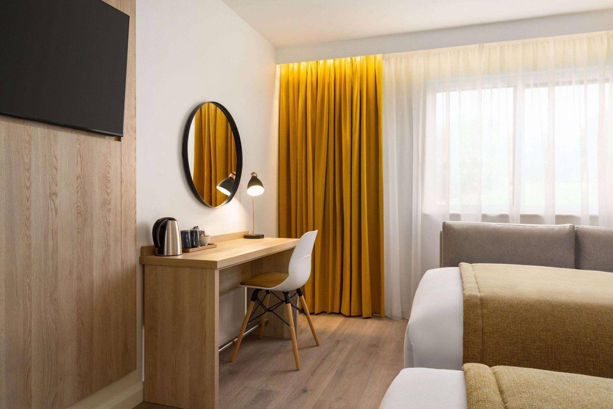 Super 8 By Wyndham Chester East Экстерьер фото