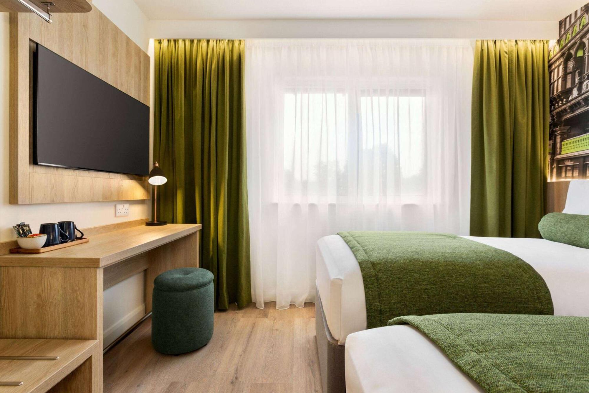 Super 8 By Wyndham Chester East Экстерьер фото