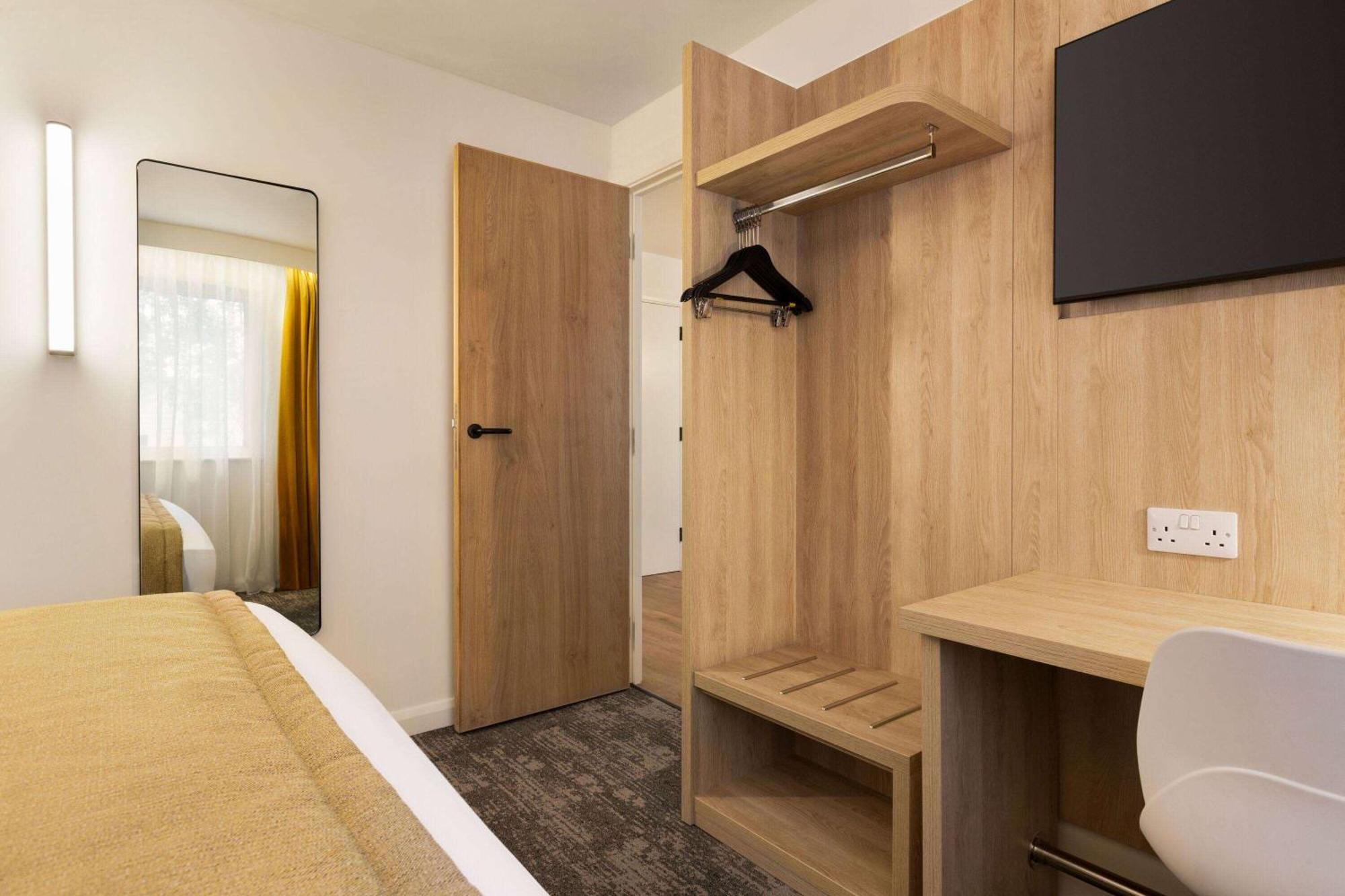 Super 8 By Wyndham Chester East Экстерьер фото