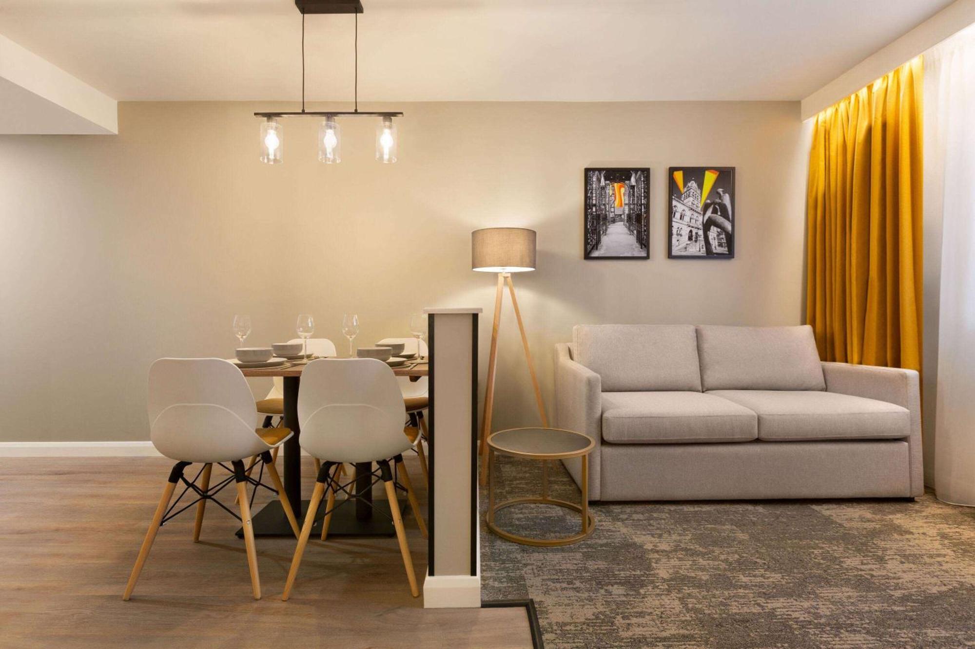 Super 8 By Wyndham Chester East Экстерьер фото