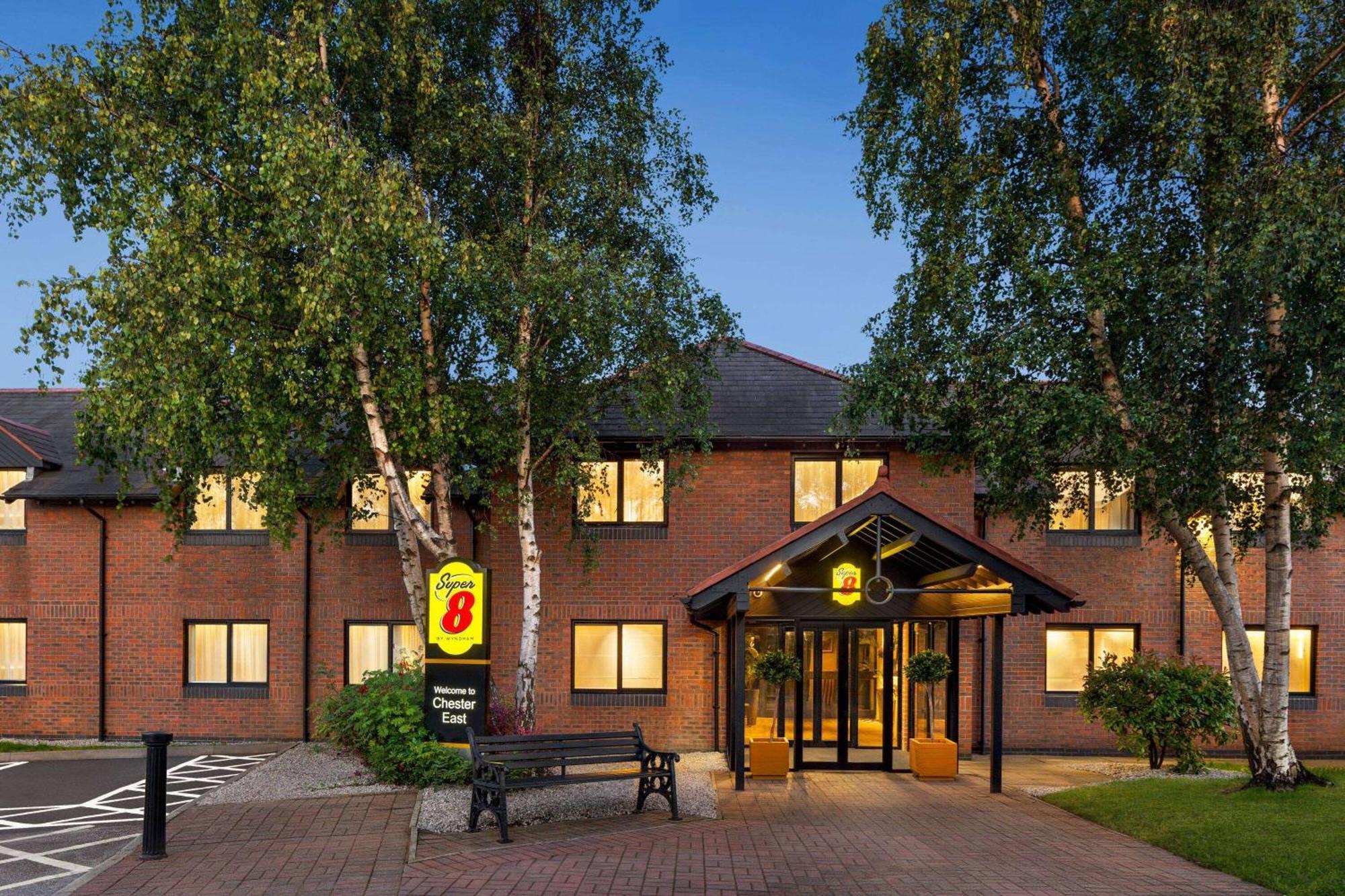 Super 8 By Wyndham Chester East Экстерьер фото