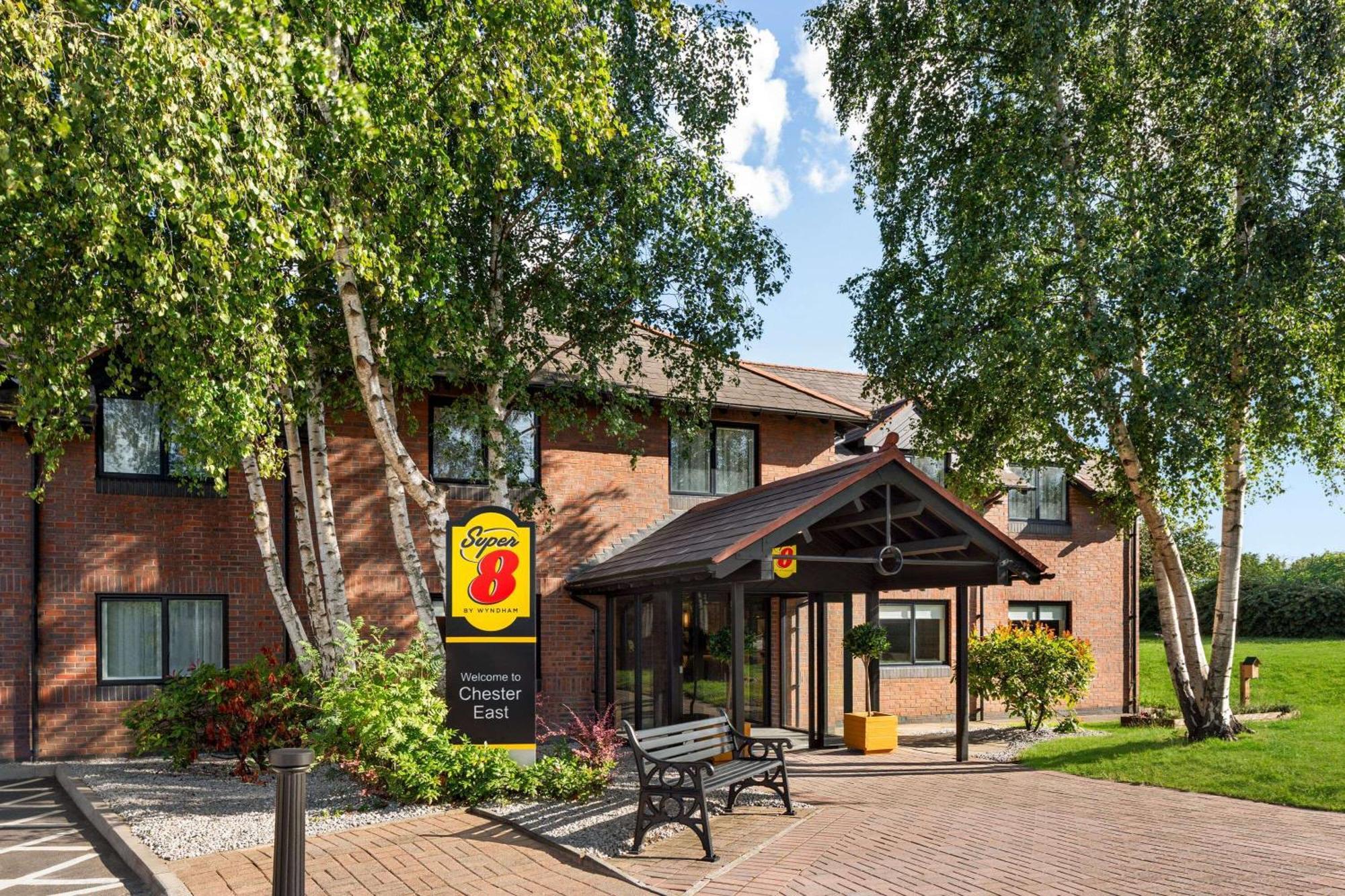Super 8 By Wyndham Chester East Экстерьер фото