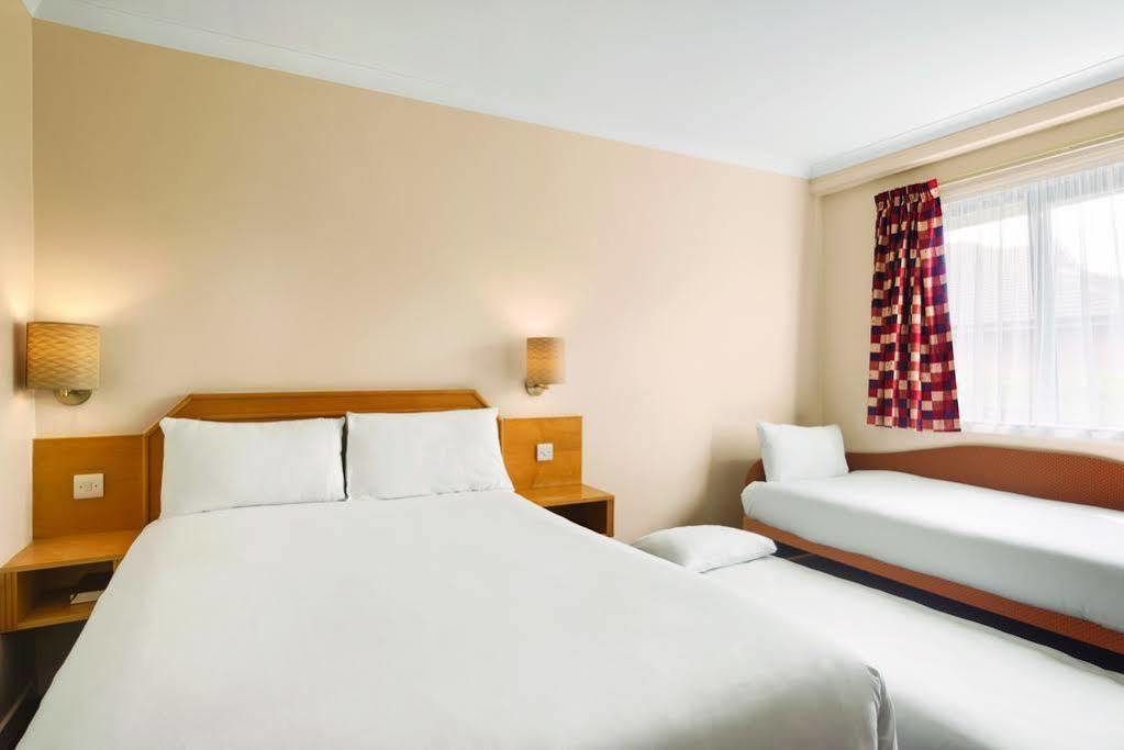 Super 8 By Wyndham Chester East Экстерьер фото