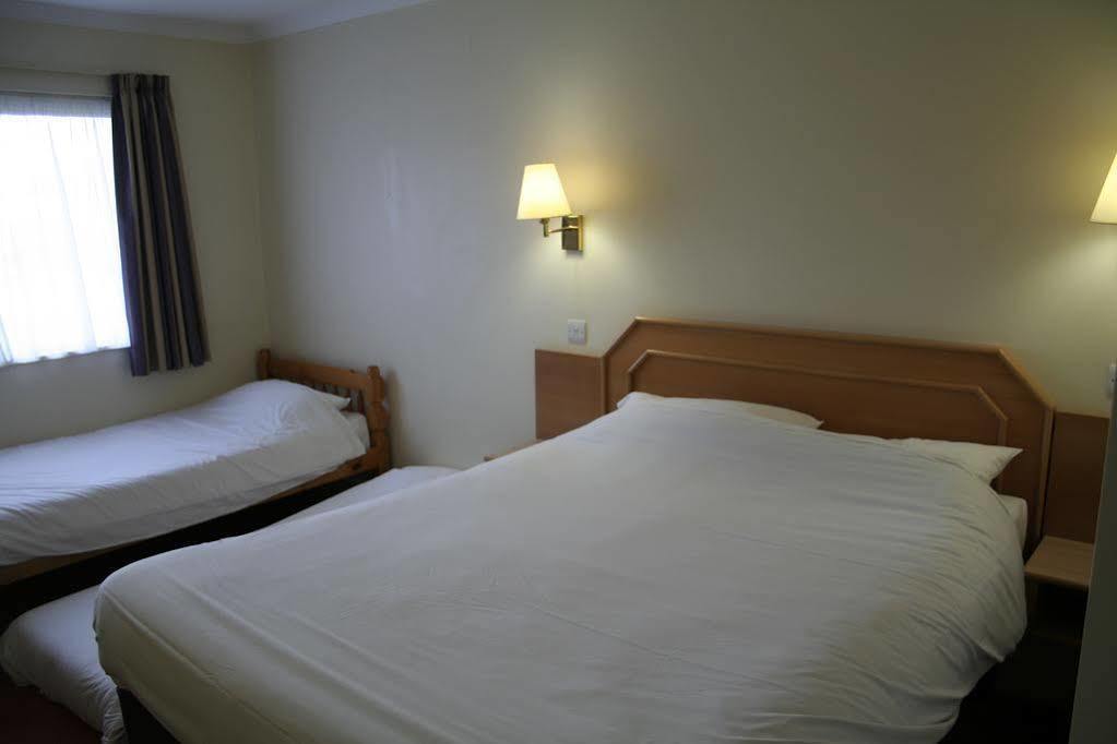Super 8 By Wyndham Chester East Экстерьер фото