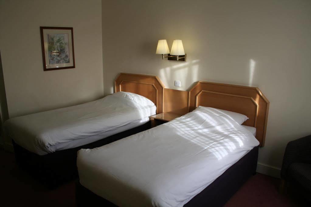 Super 8 By Wyndham Chester East Экстерьер фото